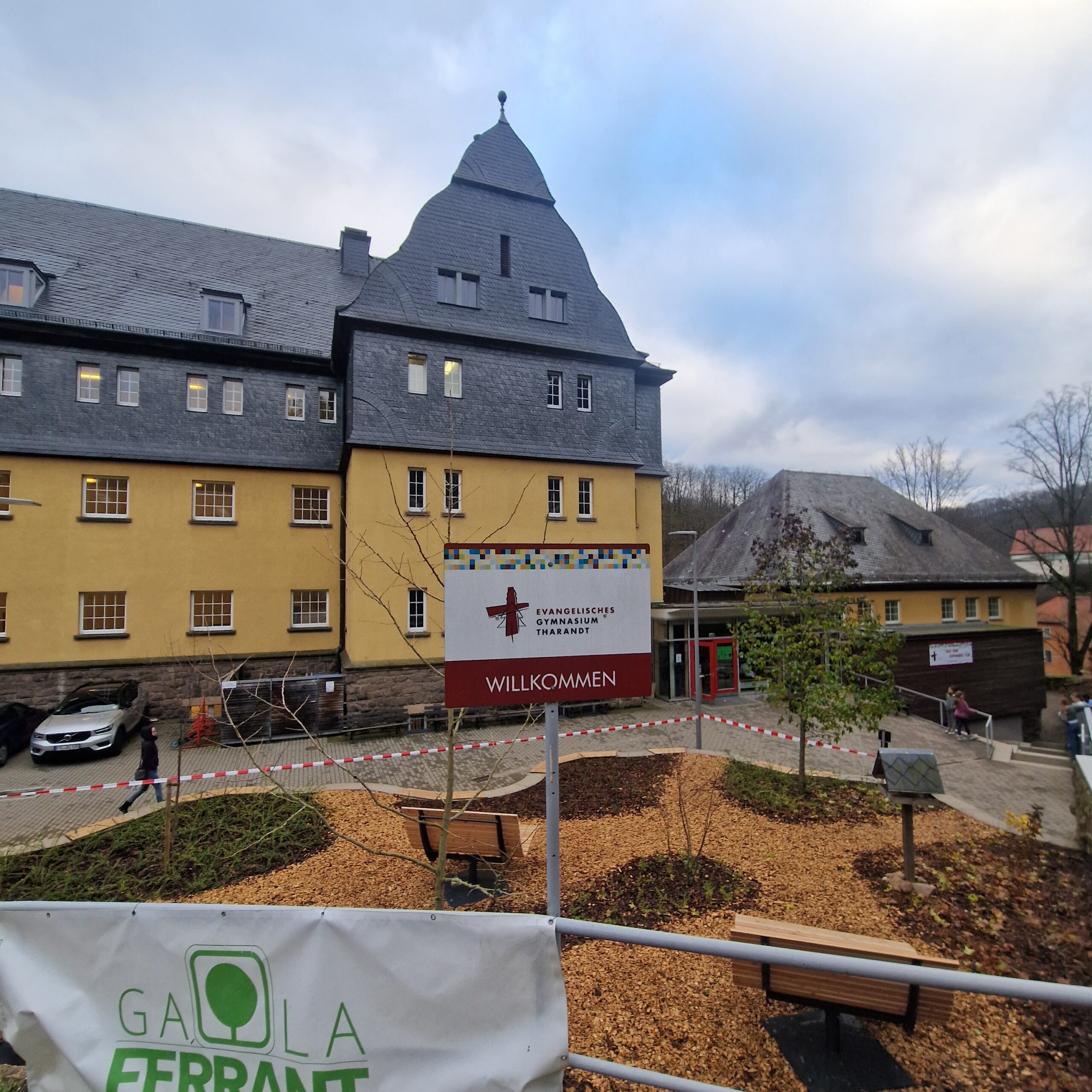 Neu gestaltetes grünes Außengelände des EGT